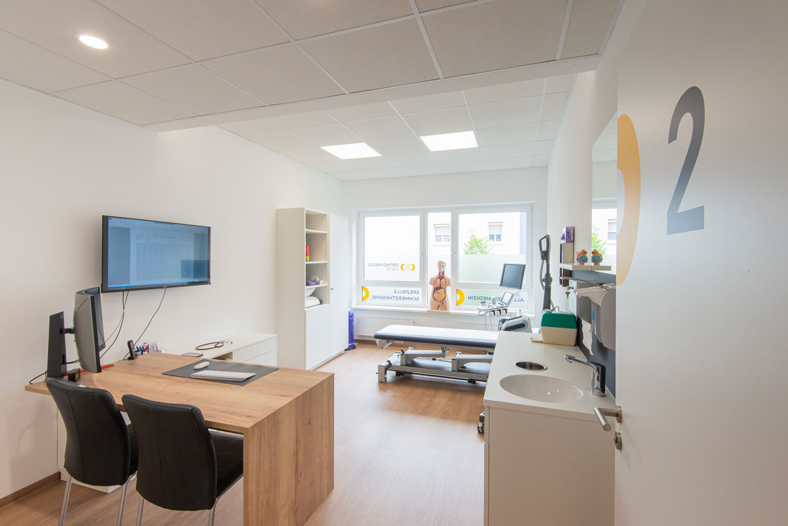 Helles Behandlungszimmer für die ganzheitliche Schmerztherapie bei Ortho Medis Dietz in Erlangen