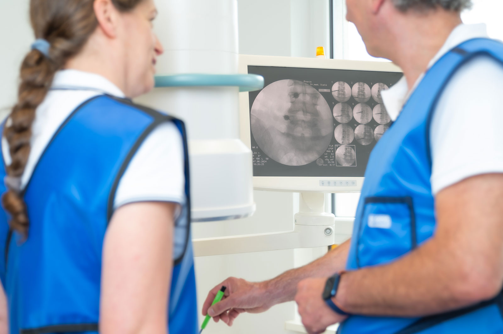 Ärztliches Beratungsgespräch in der Schmerztherapie der Praxis Ortho Medis Dietz in Erlangen